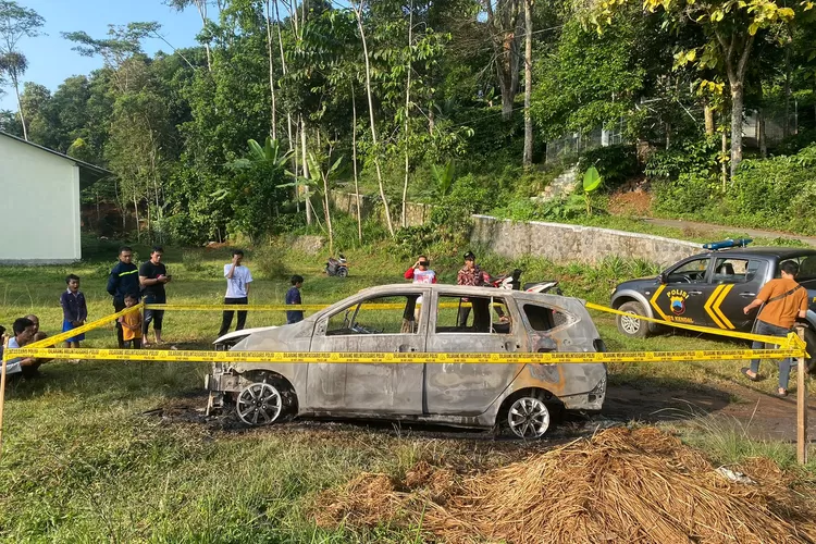 Polisi identifikasi bangkai mobil yang terbakar di tanah lapang Desa Mulyosari Sukorejo.  (edi prayitno/kontributor Kendal)