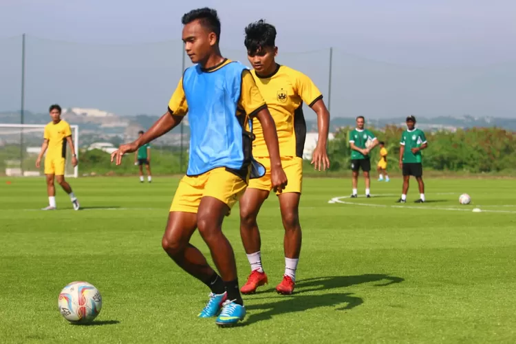 Pemain PSIS, Ridho Syuhada saat sedang berlatih. Gilbert Agius nilai skuad musim depan berbeda dengan musim lalu.  (Ayosemarang.com/ Audrian Firhannusa)