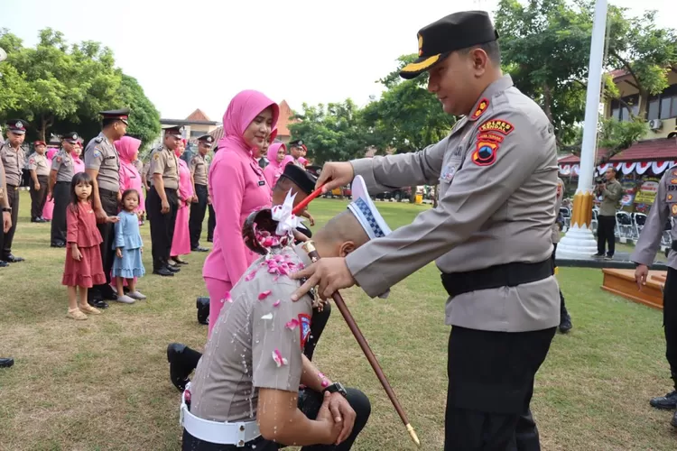 Kapolres Kendal memimpin upacara kenaikan pangkat 29 anggota Polres Kendal di halaman Mapolres Kendal Selasa 02 Juli 2024.  (edi prayitno/kontributor kendal)