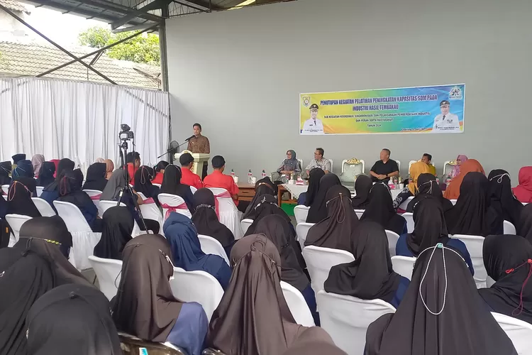 Bupati Kendal saat memberikan arahan dalam pelatihan peningkatan kapasitas SDM pada industri hasil tembakau di Cepiring.  (edi prayitno/kontributor Kendal)