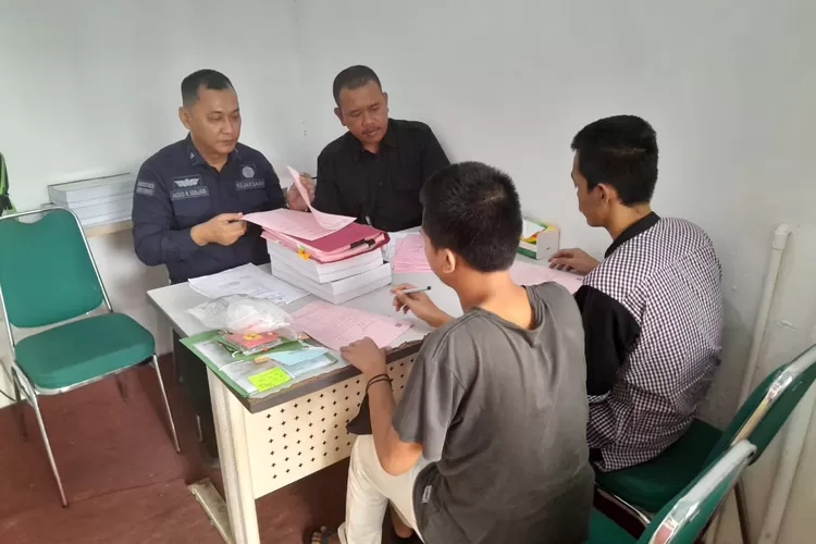 Dua tersangka peracik narkoba Happy Water dilimpahkan ke Kejari Semarang oleh Bareskrim Polri.  (Ayosemarang.com/ Audrian Firhannusa)