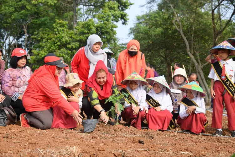Wali Kota Semarang Hevearita Gunaryanti Rahayu saat menanam pohon bersama siswa SD. Kota Semarang berhasil tekan inflasi.  (Humas Pemkot)