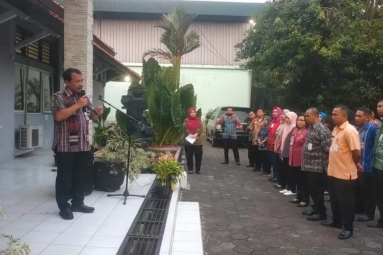 Kepala Disnakertrans Jateng Ahmad Aziz saat menyampaikan soal penanganan dan penyelamatan TPPO.  (Humas Jateng)