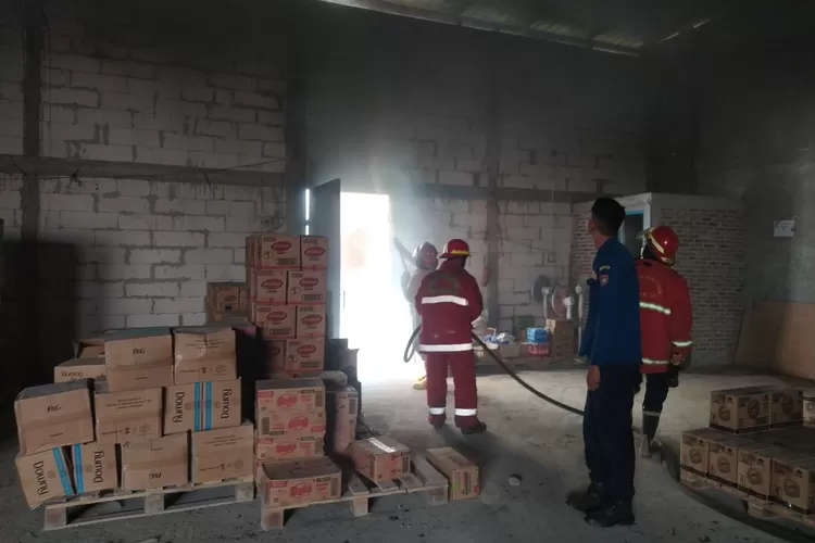 Petugas Damkar Kendal saat memadamkan api yang membakar tumpukan kayu di belakang gudang sembako di Desa Sijeruk Rabu 3 Juli 2024.  (edi praytino/kontributor kendal  &nbsp;)