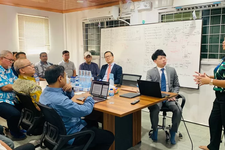 Perwakilan ADB dan Kementerian Keuangan RI saat melakukan kunjungan ke fasilitas baru PT Alba Tridi Plastics Recycling Indonesia (ATPRI) di Kawasan Industri Kendal (KIK).  (edi prayitno/kontributor kendal)