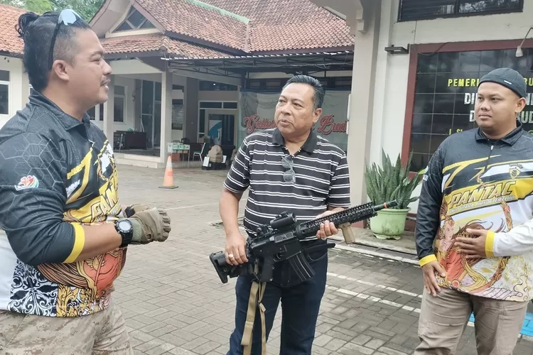 Kepala Disdikbud Batang, Bambang Suryantoro Sudibyo saat berdialog dengan Tim Airsof Inassoc Batang.  (Muslihun kontributor Batang)