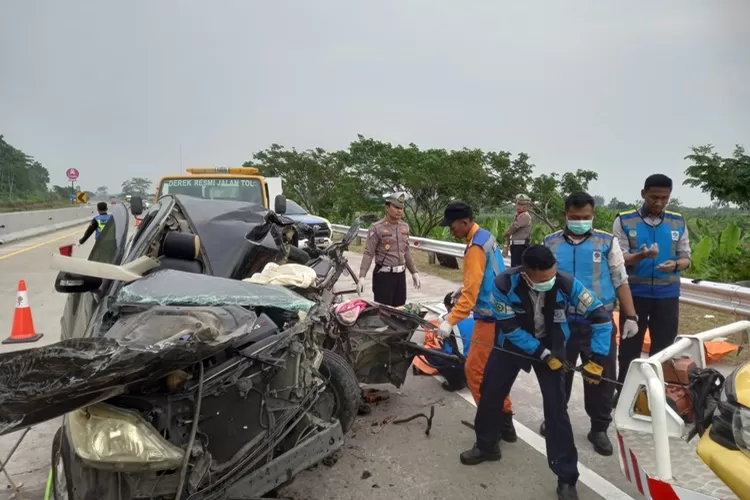 Kecelakaan Maut Avanza vs Truk di Tol Semarang Batang (dok)