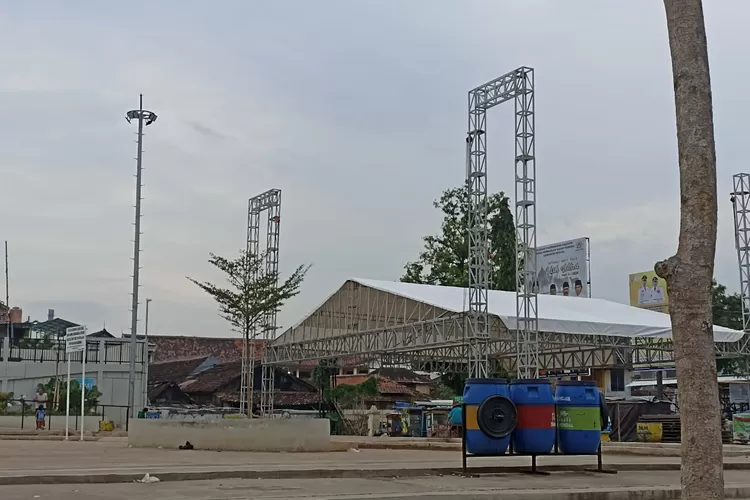 Panggung megah disiapkan untuk gelaran Kaliwungu bersholawat meyambut tahun baru di RTH Kaliwungu.  (edi prayitno/kontributor Kendal  &nbsp;)