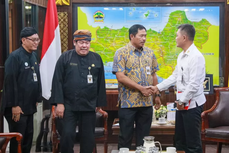 Pj Gubernur Jateng Nana Sudjana saat menerima kunjungan Direktur Perlindungan BNPT Brigjen Imam Margono.  (Humas Jateng)