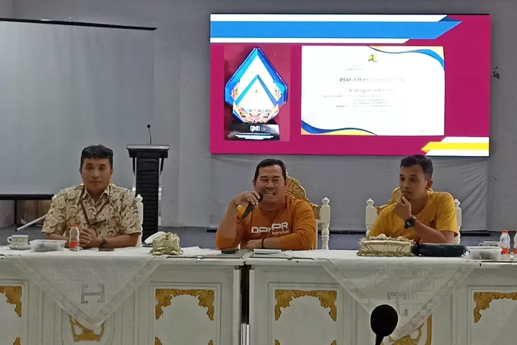 Kabid Irigasi DPUPR Kendal saat memberikan keterangan kepada media terkait keberhasilan meraih penghargaan.  (edi prayitno/kontributor Kendal)