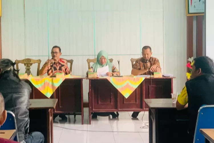 Ketua DKK Kiswanto dan Kabid Kebudayaan Disdikbud Kendal saat rapat bersama para seniman di Aula Ki Hajar Dewantara.  (edi prayitno/kontributor kendal)