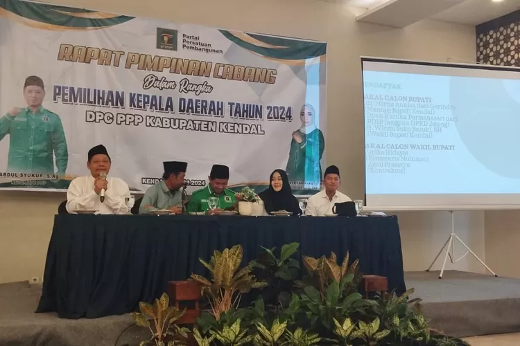 Mirna Annisa dan Urike Hidayat atau Ricki hadiri tahap seleksi administrasi Bakal Calon Bupati dan Wakil Bupati Kendal di DPC PPP Kendal.  (edi prayitno/kontributor kendal)