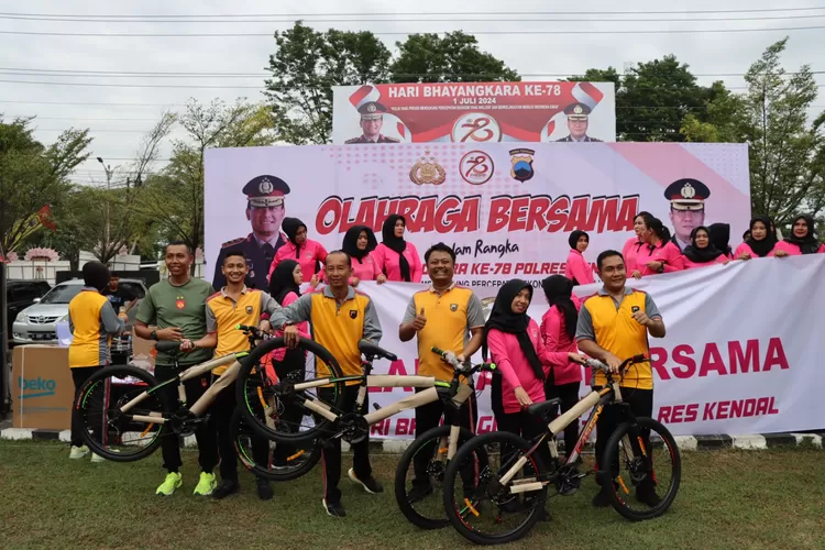 &nbsp;  Peserta yang beruntung mendapatkan hadiah saat olahraga bersama HUT Bhayangkara di Mapolres Kendal.  (edi prayitno/kontributor Kendal)