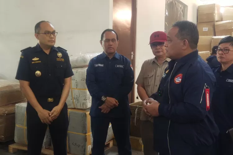 Kepala BP2MI Benny Rhamdani melakukan inspeksi di gudang di kawasan Pelabuhan Tanjung Emas Semarang dan Kawasan Industri Candi Semarang. (arri widiarto)