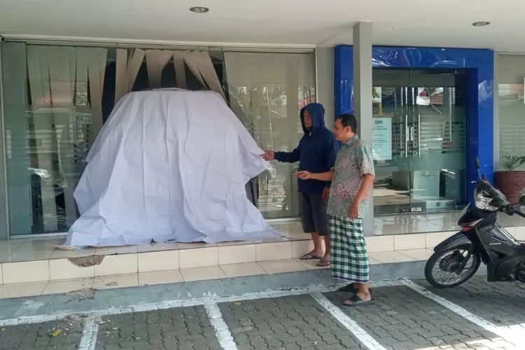 Kecelakaan mobil yang menabrak kantor Bank BRI di Semarang disebabkan satpam yang tidak bisa menyetir.  (Istimewa)