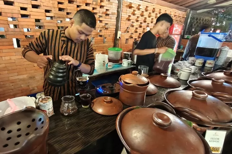 Barista di Kopi Sinden sedang meracik minuman kopi. (Ayosemarang/Audrian Firhanussa)