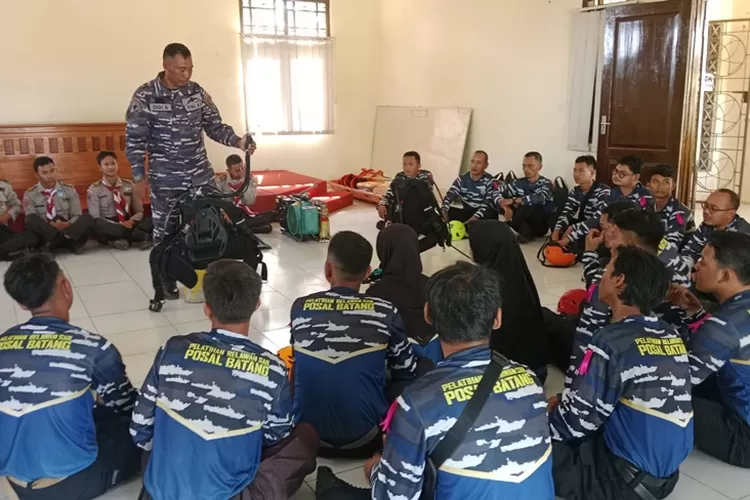 Komandan Lanal Tegal memberi pelatihan SAR kepada puluhan relawan di Batang.  (Kontributor Batang/Muslihun)