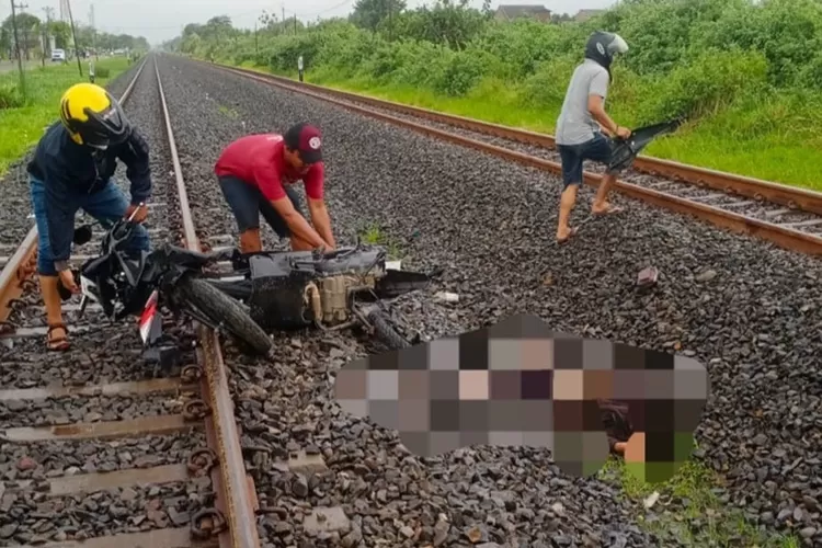 Warga saat mengevakuasi perempuan yang terserempet kereta di Muktiharjo Kidul Semarang.  (Istimewa)