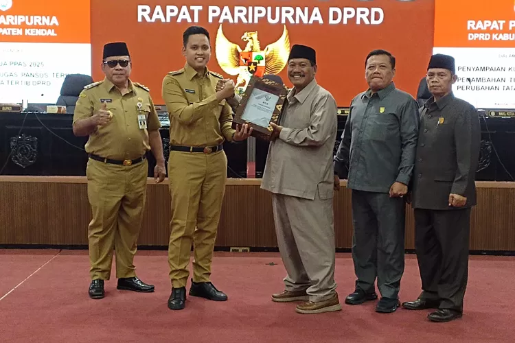 Bupati Kendal menyerahkan Rancangan KUA-PPAS kepada pimpinan DPRD Kendal dalam rapat paripurna Senin 8 Juli 2024.  (edi prayitno/kontributor Kendal)