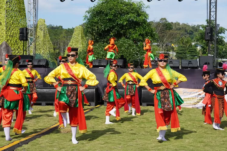 Penampilan tari opak abang dalam Santosa Balon Festival di Desa Pasigitan Boja.  (edi prayitno/kontributor kendal)