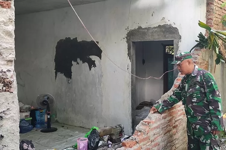 Anggota Kodim 0736 Batang saat menunjukan bangunan rumah yang rusak akibat terdampak gempa di Lebo Kecamatan Warungasem, Minggu 7 Juli 2024. (Kontributor Batang/Muslihun)