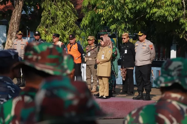 Pj Bupati Batang Lani Dwi Rejeki bersama forkopimda memimpin apel siaga penanggulangan benca gempa bumi.  (Muslihun/Kontributor Batang)
