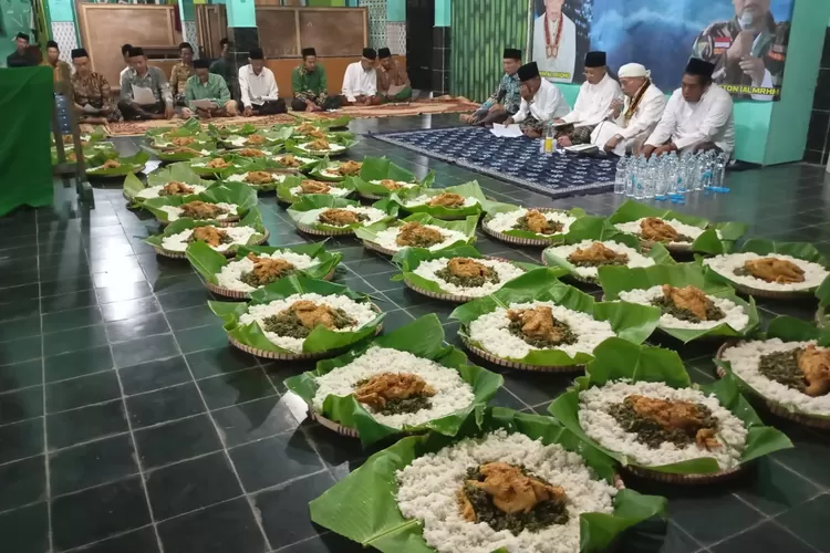 Tumpeng berisi ayam utuh atau ingkung disiapkan untuk disantap bersama Jamaah Padhang Bulan saat istigosah dan tirakatan tahun baru Islam di Ponpes Safi&rsquo;iyah Salafiah Desa Gebanganom Kangkung.  (edi prayitno/kontributor kendal  &nbsp;)