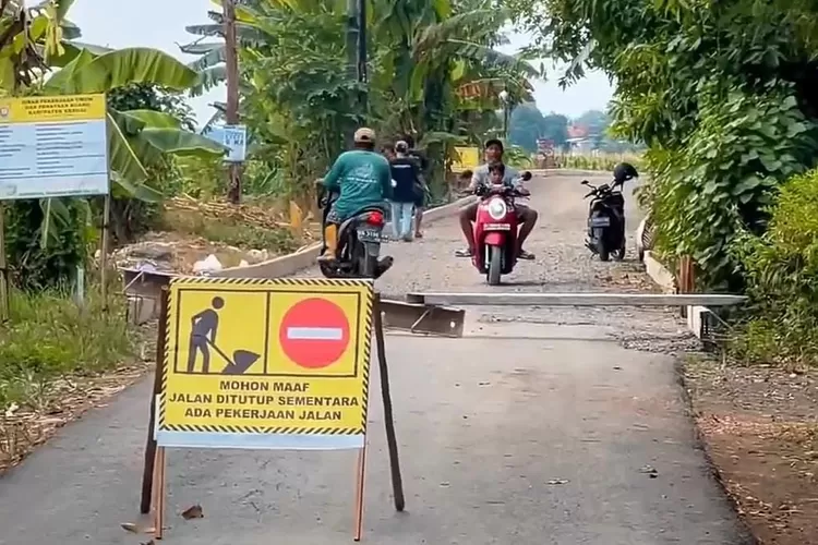Perbaikan jalan kabupaten yang dilaksanakan Pemerintah Kabupaten Kendal.  (edi prayitno/kontributor Kendal)