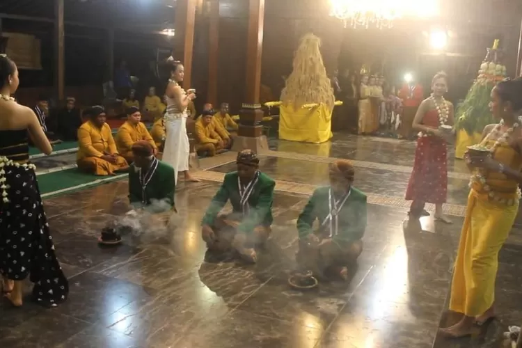 Gunungan hasil bumi sebelum di arak dan diperebutkan warga dalam ritual grebeg dewi sri di Kampung Jawa Sekatul Desa Margosari Limbangan.  (edi prayitno/kontributor kendal)