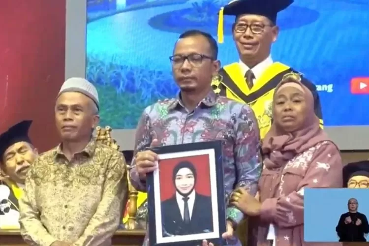 Mahasiswa Unnes Semarang yang meninggal sebelum diwisuda karena kecelakaan akhirnya wisuda tapi diwakili orang tuanya.  (Youtube Unnes)
