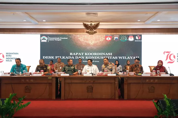 PJ Gubernur Jateng Nana Sudjana saat mengikuti Rapat Desk Pilkada dan Kondusifitas di Gedung Gradhika.  (Humas Jateng)