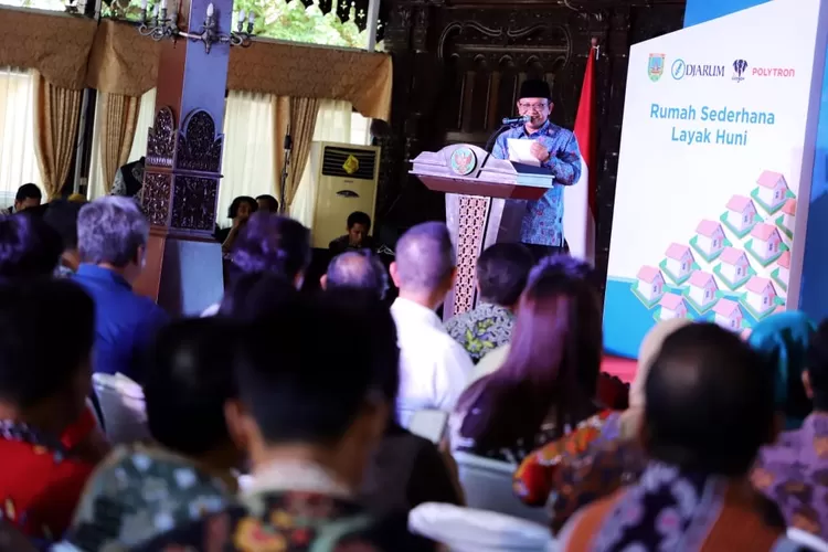 Penjabat (Pj) Bupati Kudus Dr. M. Hasan Chabibie dalam seremoni penerimaan program Rumah Sederhana Layak Huni (RSLH) di Kudus, Rabu 10 Juni 2024. (dok)