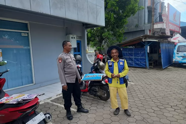 Patroli dialogis anggota Polsek Pegandon  kepada tukang parkir  untuk ikut waspadai tindak kejahatan curanmor.  (edi prayitno/kontributor kendal)
