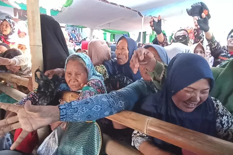 Warga berdesakan meminta nasi anggi atau nasi suro yang dibagikan dalam haul Sunan Abinowo di Desa Pekuncen Pegandon Kendal Kamis 11 Juli 2024.  (edi prayitno/kontributor Kendal)