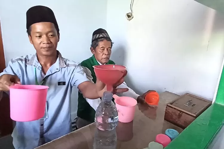 Warga antri meminta air dari gentong Nyaikong peninggalan Sunan Abinawa di komplek masjid Jami Sunan Abinawa Desa Pekuncen Pegandon Kendal.  (edi prayitno/kontributor kendal)