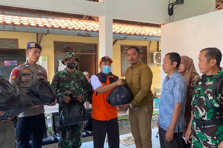 Lurah Proyonanggan Utara, Surya Sudjana, menerima banyuan paket sembako untuk warga terdampak gempa.  (Diskominfo Batang.)