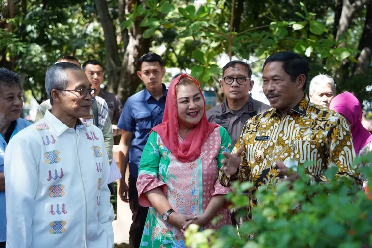 Wali Kota Semarang, Hevearita Gunaryanti Rahayu bersama Penjabat (Pj) Gubernur Jawa Tengah, Nana Sudjana dan Wakil Ketua KPK, Alexander Mawarta saat menghadiri Pembukaan Roadshow Bus KPK di Pemprov Jateng, Kota Semarang.  (Humas Pemkot)