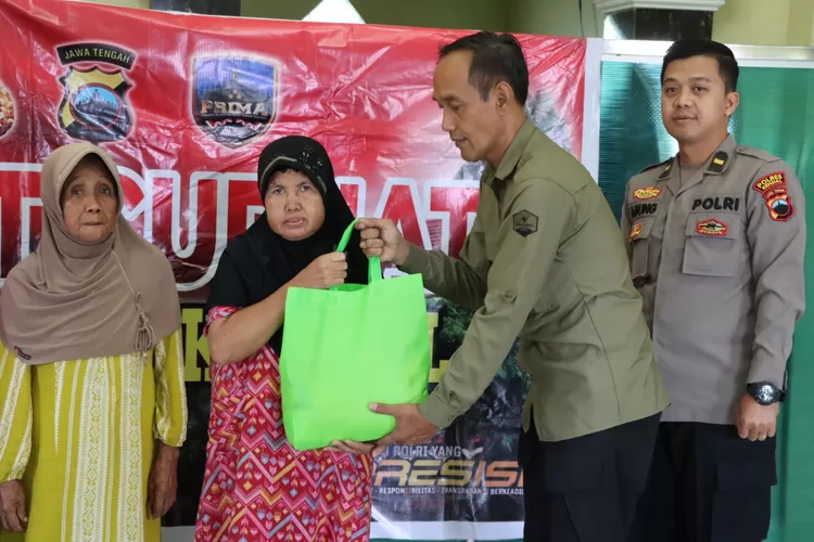 Warga menerima bingkisan sembako dari Polres Kendal dalam kegiatan jumat curhat 12 Juli 2024.  (edi prayitno/kontributor kendal)