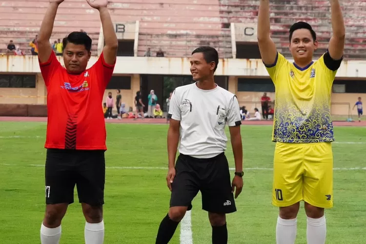 Bupati Kendal Dico M Ganinduto saat bermain sepak bola dengan Ade Bhakti di Stadion Utama Kebondalem Kendal beberapa waktu lalu.  (Istimewa)