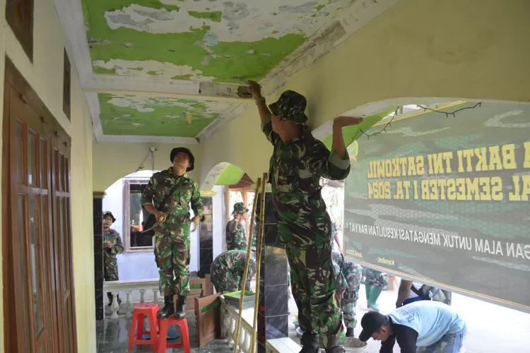 Anggota Kodim 0715 Kendal bersama warga membersihkan mushola dalam rangka jumat bersih.  (edi prayitno/kontributor kendal)