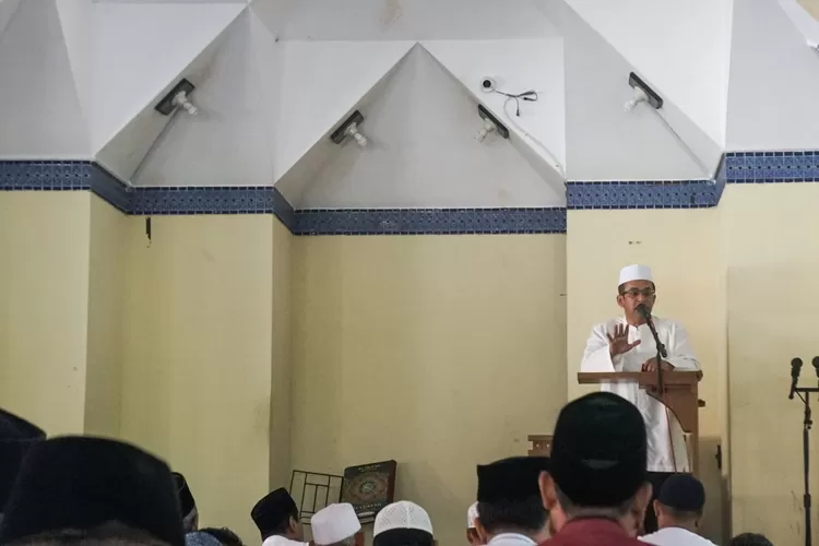 Rizal Bawazier saat menjadi khatib salat Jumat di Masjid Al Irsyad Kabupaten Pemalang.  (Muslihun kontributor Batang)
