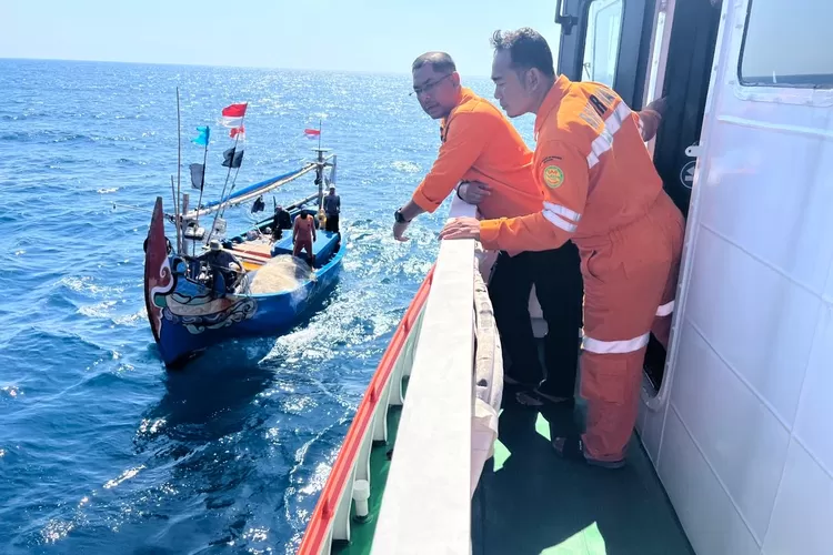 Tim SAR melakukan pencarian nelayan yang tenggelam di perairan Karimunjawa. (dok tim SAR.)
