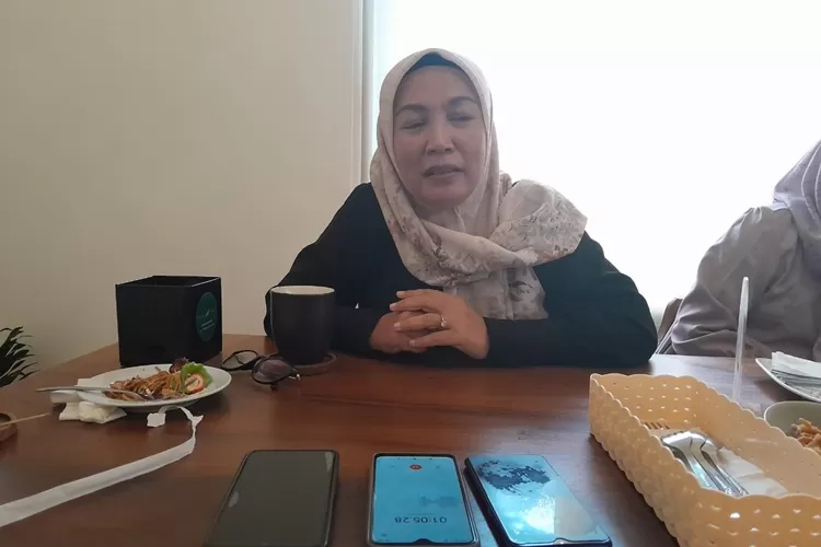 Indah, perwakilan orangtua siswa SMPN 1 Semarang yang terlibat dalam piagam palsu di Semarang akhirnya buka suara.  (Ayosemarang.com/ Audrian Firhannusa)