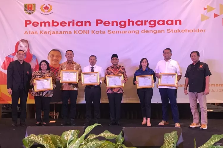 Rektor USM Terima Penghargaan dari KONI Kota Semarang