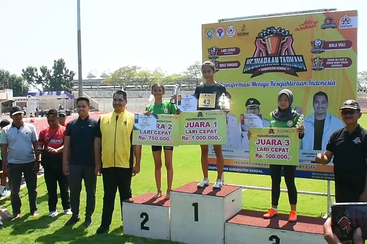 Menpora RI didampingi bupati Kendal bersama pemenang lomba lari Festival Olahraga Pendidikan di Stadion Kebondalem.  (edi prayitno/kontributor Kendal)