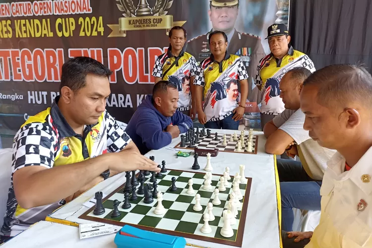 Kapolres Kendal AKBP Feria Kurniawan ikut bermain catur usai membuka Turnamen catur open nasional Kapolres Cup 2024, Minggu 14 Juli 2024.  (edi prayitno/kontributor Kendal)