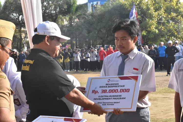 Wakil bupati Kendal memberikan bea siswa kepada siswa berprestasi dalam rangka HUT Koperasi di alun-alun Kendal.  (edi prayitno/kontributor kendal)