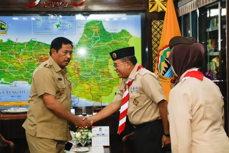 Penjabat (Pj) Gubernur Jawa Tengah,  Nana Sudjana  menerima kunjungan dari Ketua Kwarda Jateng Budi Prayitno dan jajaran di kantornya, Senin, 15 Juli 2024. (dok Humas Pemprov Jateng.)