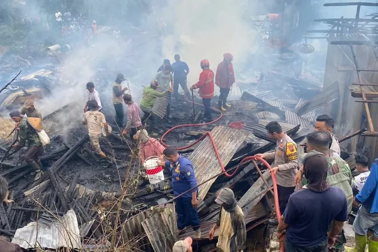 Petugas Damkar Kendal saat melakukan pemadaman kebakaran di Desa Gentinggunung Kecamatan Sukorejo beberapa waktu lalu.  (edi prayitno/kontributor kendal)