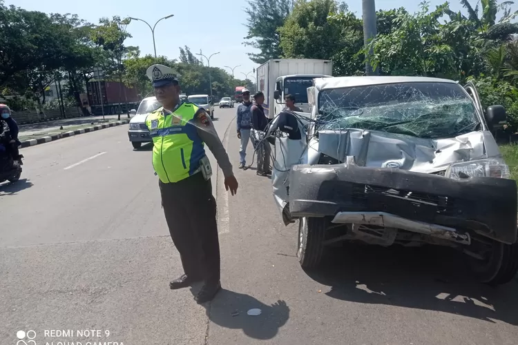 Mobil pick up yang tergencet sampai ringsek karena kecelakaan karambol di Jalan RE Martadinata Semaramg. Tidak ada korban jiwa dalam kecelakaan ini.  (Istimewa)
